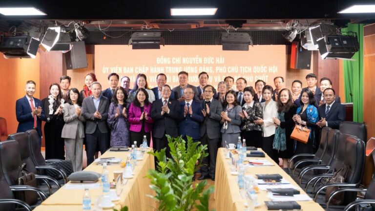 Toàn thể đại biểu chụp ảnh lưu niệm