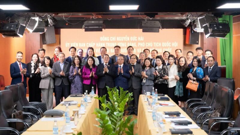Toàn thể đại biểu chụp ảnh lưu niệm