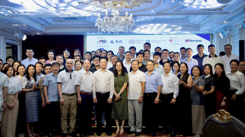 Các học viên và Ban Tổ chức chụp ảnh lưu niệm