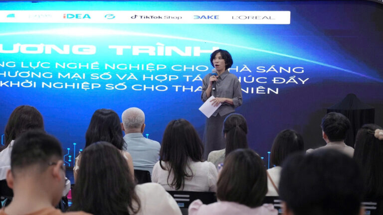 Bà Lại Việt Anh, Phó Cục trưởng Cục Thương mại điện tử và Kinh tế số - Bộ Công Thương phát biểu tại sự kiện.