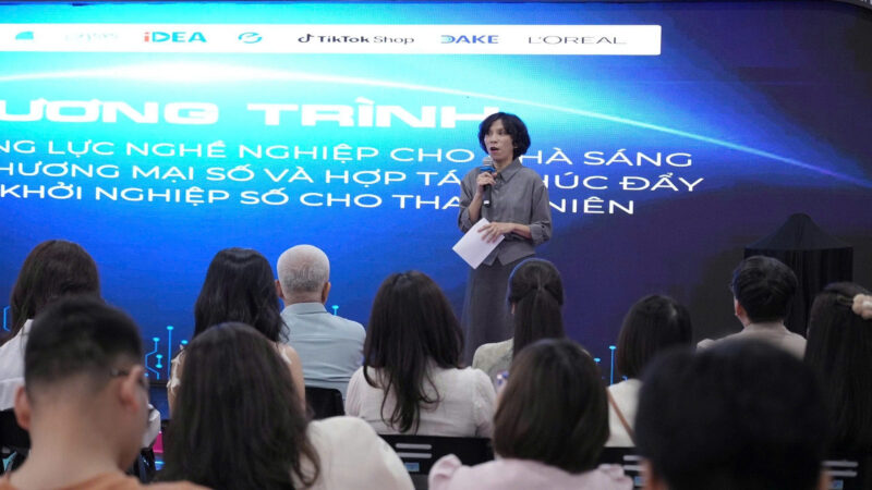 Bà Lại Việt Anh, Phó Cục trưởng Cục Thương mại điện tử và Kinh tế số - Bộ Công Thương phát biểu tại sự kiện.