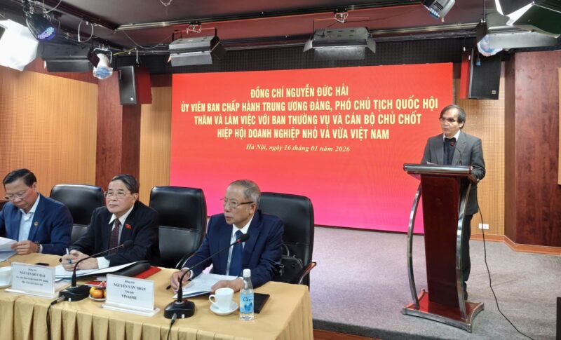 Đồng chí Tô Hoài Nam – Phó Chủ tịch Thường trực kiêm Tổng Thư ký báo cáo tại Hội nghị.