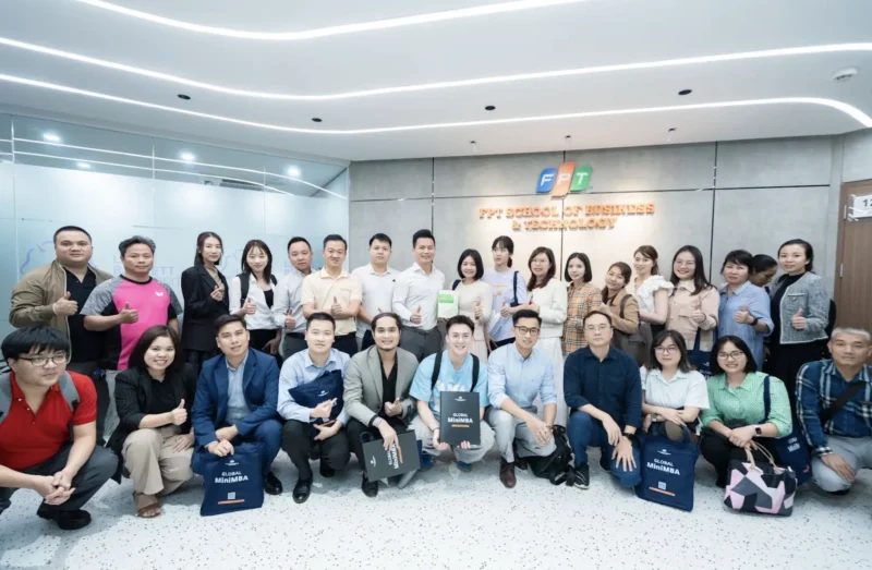 Giảng viên và học viên chương trình Global MiniMBA tại Viện Quản trị & Công nghệ FSB. Ảnh: FSB